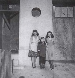 Autor článku Aďa před domem v Domaželicích se sestřenicemi Štefi (vlevo) a Ali