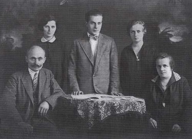 Andělín Šimsa s rodiči a sestrami v roce 1929